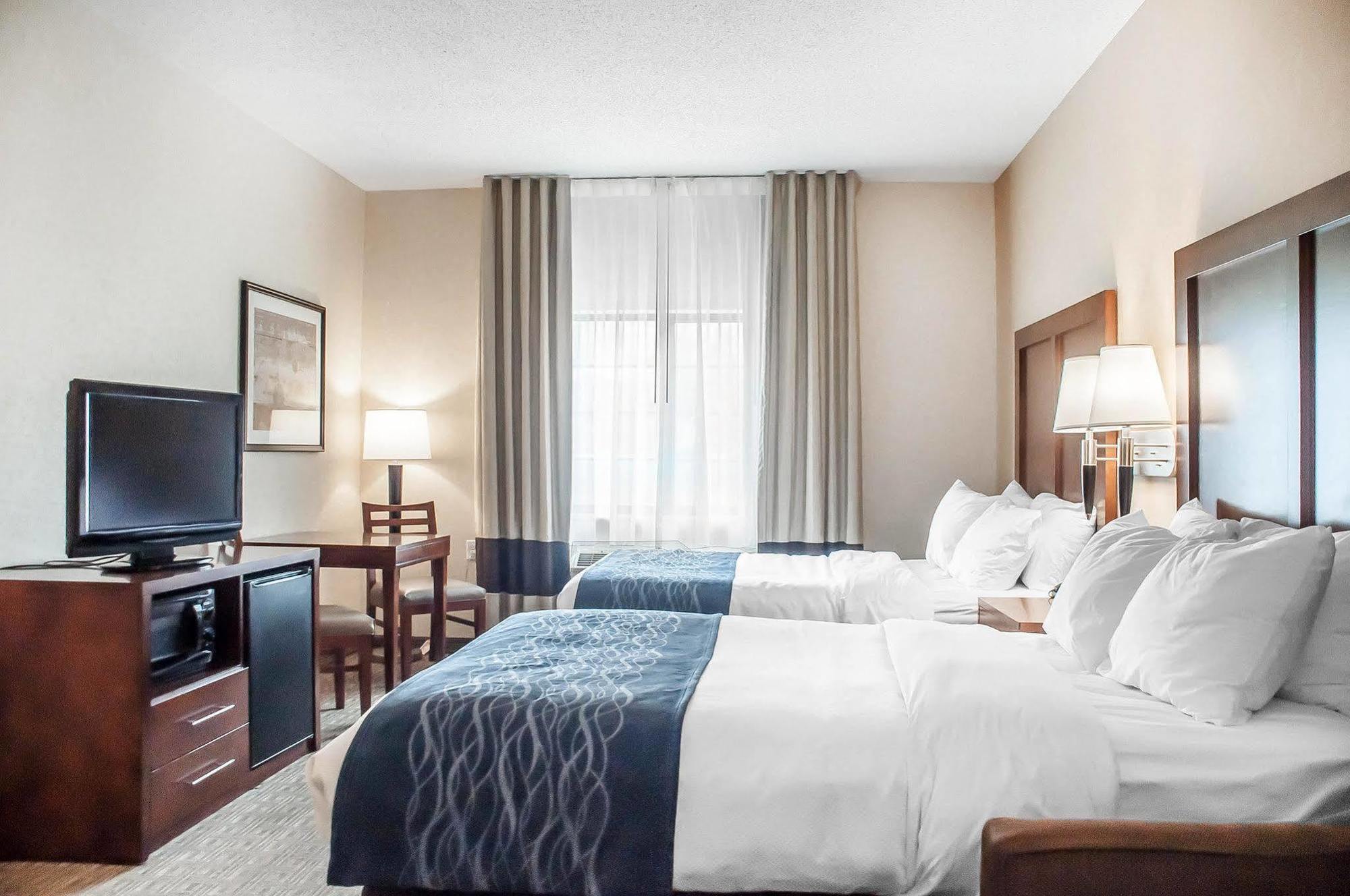 Comfort Inn & Suites Hamburg Bagian luar foto
