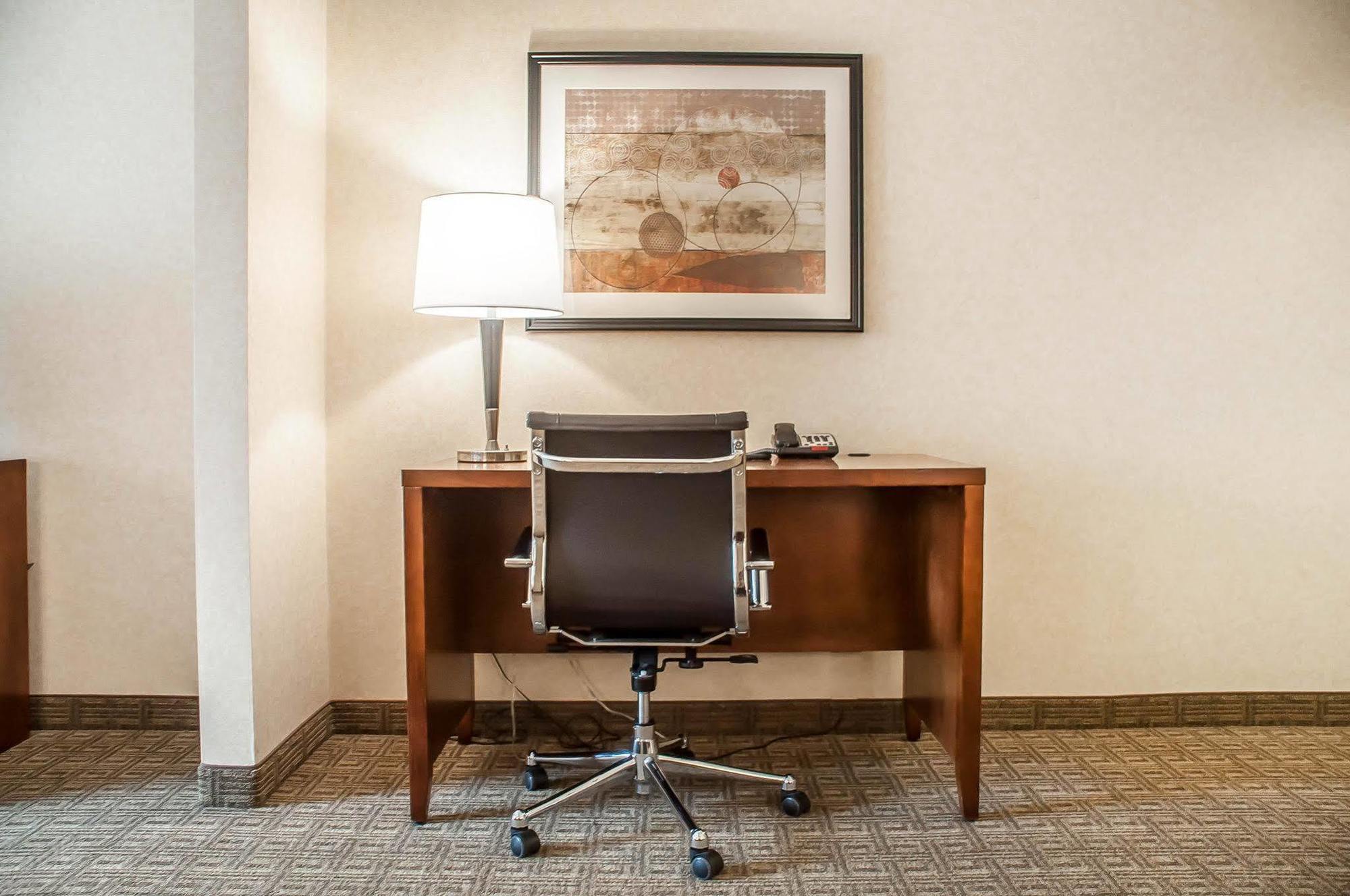 Comfort Inn & Suites Hamburg Bagian luar foto
