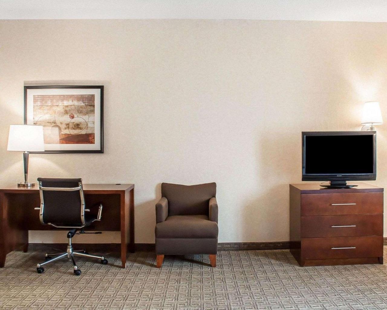 Comfort Inn & Suites Hamburg Bagian luar foto